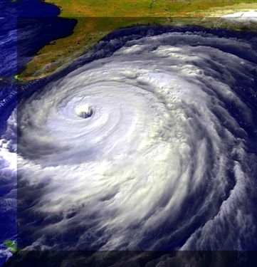 Iwan met een verwoestende windsnelheid van 249 km/uur heeft duizenden huizen en bomen verwoest en > 100 mensenlevens gekost.